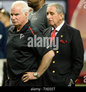 Atlanta Falcons Head Coach Mike Smith (L) und Teambesitzer Arthur Blank während vor - Spiel vorwärmungen Ihrer NFL Spiel gegen die Arizona Cardinals im Georgia Dome am 30. November 2014 in Atlanta. UPI/David Tulis Stockfoto