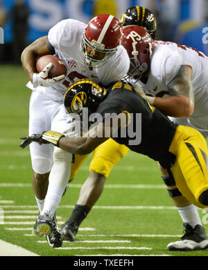 Alabama wide receiver Amari Cooper (L) ist außerhalb der Grenzen gezwungen durch Missouri Defensive zurück Kenia Dennis (C) nach einem ersten Durchlauf unten während der ersten Hälfte des SEC Championship College Football Spiel im Georgia Dome in Atlanta am 6. Dezember 2014. UPI/David Tulis Stockfoto