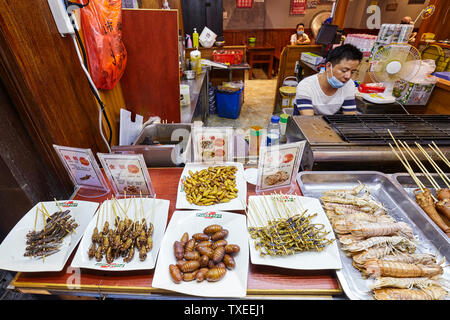 Guilin, China - 15. September 2017: Essbare Insekten auf einer Nacht Markt Restaurant anzeigen. Stockfoto