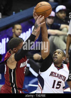Atlanta Hawks' Al Horford (15) blockiert den Versuch der Korb von Miami Heat, Michael Beasley (L) in der ersten Jahreshälfte ein NBA Spiel in der Philips Arena in Atlanta, 27. März 2015. Foto von David Tulis/UPI Stockfoto