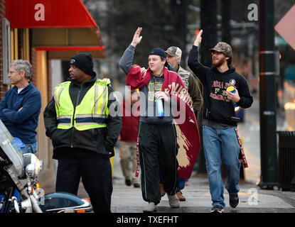 Die Florida State University Fußballfans durchführen Tomahawk ihres Teams vor während der jährlichen Chick-fil-A Peach Bowl Parade vor der Universität von Houston im Georgia Dome am 31. Dezember 2015 hacken, in Atlanta. Foto von David Tulis/UPI Stockfoto