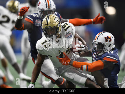 Universität von Central Florida Ritter Stoß-Rückkehrer Mike Hughes (19) ist durch Auburn Verteidiger während der Küken-fil-ein Pfirsich-schüssel NCAA Football Spiel auf dem Mercedes-Benz-Stadion in Atlanta am 1. Januar 2018 in Angriff genommen. Foto von David Tulis/UPI Stockfoto