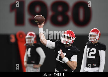 Georgia Bulldogs Quarterback Jake Fromm (11) wirft unter ein Zeichen zum Gedenken an den 1980 Championship Team während der Praxis für das NCAA Football Championship 2018 Am 6. Januar, in Athen, Georgien 2018. Die Universität von Georgia Gesichter Alabama für die nationale Meisterschaft der NCAA Football Spiel auf dem Mercedes-Benz-Stadion in Atlanta am 8. Januar 2018. Foto von David Tulis/UPI Stockfoto