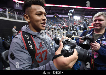 Alabama Crimson Tide Defensive zurück Donavan Mosley (37) Fotografien einen news Fotograf beim Medien Tag für die NCAA Football Championship Game am 6. Januar 2018 in Atlanta. Die Universität von Georgia Gesichter Alabama für die nationale Meisterschaft der NCAA Football Spiel auf dem Mercedes-Benz-Stadion zum 8. Januar 2018. Foto von David Tulis/UPI Stockfoto