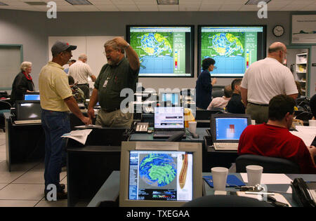 Notfall track Hurrikan Ivan in der Baldwin Not Command Center in der Baldwin County, Alabama, 16. September 2004. Der Sturm ließ Landfall in der Gulf Coast Community. (UPI/A.J. Sisco) Stockfoto