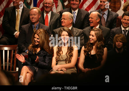 California's First Lady Maria Shriver und ihre Familie Lachen, als ehemaliger San Francisco Bürgermeister Willie Brown spricht während der Einweihung der kalifornische Gouverneur Arnold Schwarzenegger am Memorial Auditorium in Sacramento, Kalifornien am 5. Januar 2007. (UPI Foto/Aaron Kehoe) Stockfoto