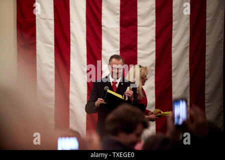 Republikanischen Senatorial Kandidat Roy Moore spricht während einer Wahlkampfveranstaltung am 11. Dezember 2017 in Midland City, Alabama. Moore ist gegen Demokraten Doug Jones in der Dienstag im Senat spezielle Wahl. Foto von Cameron Carnes/UPI Stockfoto