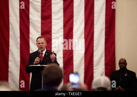 Republikanischen Senatorial Kandidat Roy Moore spricht während einer Wahlkampfveranstaltung am 11. Dezember 2017 in Midland City, Alabama. Moore ist gegen Demokraten Doug Jones in der Dienstag im Senat spezielle Wahl. Foto von Cameron Carnes/UPI Stockfoto