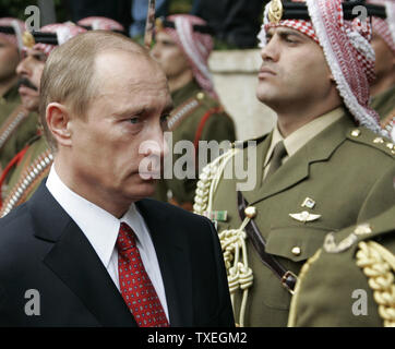 Der russische Präsident Wladimir Putin inspiziert die Ehrengarde bei der Begrüßungszeremonie in Amman am 13. Februar 2007. Putin und der jordanische König Abdullah II. darauf geeinigt, ihre Bemühungen zu helfen lange Stillstand der Friedensverhandlungen zwischen Israel und den Palästinensern wieder zu beleben. (UPI Foto/Anatoli Zhdanov) Stockfoto