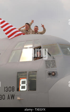 AFX 2003090501 - Charleston, W. Virginia, Sept. 4 (UPI) - Mitglieder der West Virginia Air National Guard 130 Airlift Wing's Leistungen Flug nach Charleston, West Virginia, auf Sept. 4, 2003, nach vier Monaten Ausgaben im Südwesten Asien Unterstützung der Operation Iraqi Freedom. Die Flieger waren ein Held durch eine Masse von Familie und Freunden willkommen bei einem Empfang an der Basis gegeben. rlw/USAF/Bryan G. Stevens UPI Stockfoto