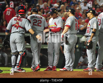 St. Louis Cardinals Manager Tony La Russa nimmt Krug Edwin Jackson während der sechsten Inning von Spiel 4 der World Series gegen die Texas Rangers an Rangers Ballpark in Arlington, Texas am 23. Oktober 2011. Die Förster besiegt die Kardinäle 4-0 und die Serie steht bei 2-2. UPI/Kevin Dietsch Stockfoto