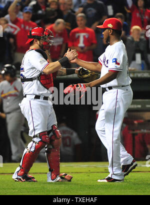 Texas Rangers catcher Mike Napoli feiert mit näher Neftali Feliz nach dem Förster die St. Louis Cardinals 4-0 zu Rangers Ballpark in Arlington, Texas am 23. Oktober 2011 abgelehnt. Die Serie steht jetzt bei 2-2. UPI/Kevin Dietsch Stockfoto