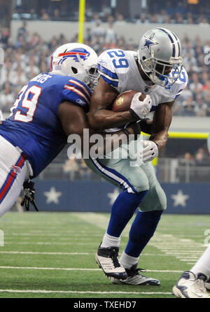 Dallas Cowboys DeMarco Murray erhält von Buffalo Bills Marcell Dareus während der ersten Hälfte auf Cowboys Stadium in Arlington, Texas verpackt am 13. November 2011. UPI/Ian Halperin Stockfoto