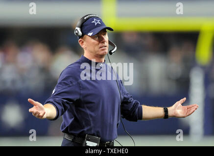 Dallas Cowboys Head Coach Jason Garrett Fragen ein Gespräch wie die Cowboys gegen die Philadelphia Eagles in der ersten Hälfte an Cowboys Stadium in Arlington, Texas, am 24. Dezember 2011. UPI/Ian Halperin Stockfoto