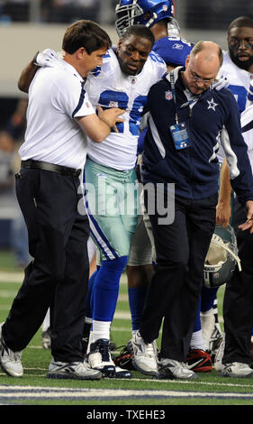 Dallas Cowboys DeMarco Murray wird aus dem Feld geholfen, nachdem sie seine Knöchel gegen die New York Giants in der ersten Hälfte an Cowboys Stadium in Arlington, Texas, am 11. Dezember 2011. UPI/Ian Halperin Stockfoto