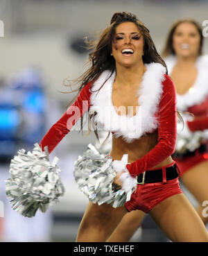Die Dallas Cowboys Cheerleaders während Dallas Cowboys-Philadelphia Adler Spiel an Cowboys Stadium in Arlington, Texas, am 24. Dezember 2011. UPI/Ian Halperin Stockfoto