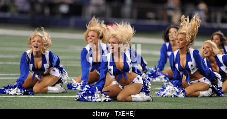 Die Dallas Cowboys Cheerleaders während Dallas Cowboys-Philadelphia Adler Spiel an Cowboys Stadium in Arlington, Texas, am 24. Dezember 2011. UPI/Ian Halperin Stockfoto