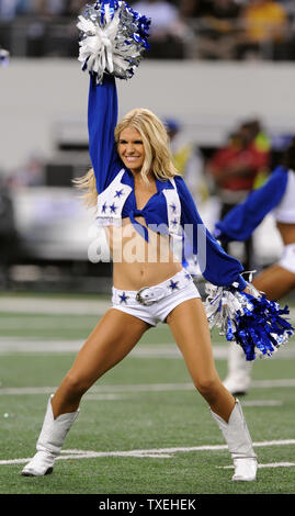 Die Dallas Cowboys Cheerleaders während Dallas Cowboys-Philadelphia Adler Spiel an Cowboys Stadium in Arlington, Texas, am 24. Dezember 2011. UPI/Ian Halperin Stockfoto