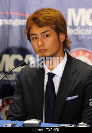 Neue Texas Förster Krug Yu Darvish spricht mit den Medien während einer Pressekonferenz in der Ballpark in Arlington am 20 Januar, 2012 in Arlington, Texas. Darvish unterzeichnete einen Vertrag im Wert von $ 60 Mio. über einen Zeitraum von sechs Jahren. Die beiden MVP der japanischen Pacific League hatte eine 93-38 Datensatz mit einem 1.99 ERA in 167 Spiele die letzten sieben Jahreszeiten. Der 25-jährige Rechtshänder war fünf Mal in Japan. UPI/Ian Halperin Stockfoto