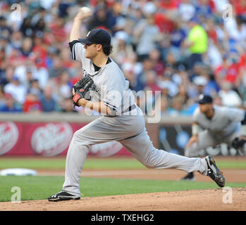 New York Yankees Krug Phil Hughes wirft gegen die Texas Rangers an Rangers Ballpark in Arlington am 25. April 2012 in Arlington, Texas. UPI/Ian Halperin Stockfoto