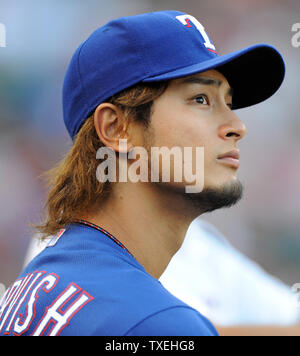 Texas Rangers Rookie Pitcher Yu Darvish Uhren sein Team die New York Yankees an Rangers Ballpark in Arlington am 25. April 2012 in Arlington, Texas spielen. Die Förster erworbenen darvish aus der japanischen Liga in diesem Sommer, und er ist aus zu einem 3-0 Starten. UPI/Ian Halperin Stockfoto