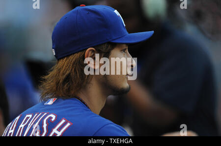 Texas Rangers Rookie Pitcher Yu Darvish Uhren sein Team die New York Yankees an Rangers Ballpark in Arlington am 25. April 2012 in Arlington, Texas spielen. Die Förster erworbenen darvish aus der japanischen Liga in diesem Sommer, und er ist aus zu einem 3-0 Starten. UPI/Ian Halperin Stockfoto
