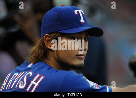 Texas Rangers Rookie Pitcher Yu Darvish Uhren sein Team die New York Yankees an Rangers Ballpark in Arlington am 25. April 2012 in Arlington, Texas spielen. Die Förster erworbenen darvish aus der japanischen Liga in diesem Sommer, und er ist aus zu einem 3-0 Starten. UPI/Ian Halperin Stockfoto
