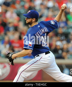 Texas Rangers das Krug Scott Feldman wirft gegen die New York Yankees an Rangers Ballpark in Arlington am 25. April 2012 in Arlington, Texas. UPI/Ian Halperin Stockfoto