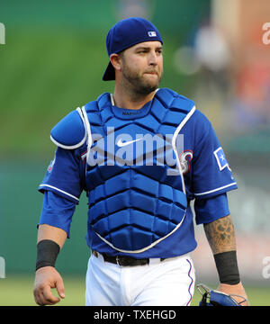 Texas Rangers catcher Mike Napoli Spaziergänge wie vor der New York Yankees Spiel bei Rangers Ballpark in Arlington am 25. April 2012 in Arlington, Texas, unterstand. UPI/Ian Halperin Stockfoto
