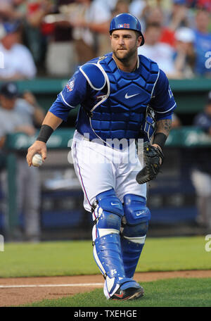 Texas Rangers catcher Mike Napoli Felder ein Foul Ball während der New York Yankees Spiel bei Rangers Ballpark in Arlington am 25. April 2012 in Arlington, Texas. UPI/Ian Halperin Stockfoto