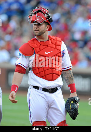 Texas Rangers catcher Mike Napoli in Aktion gegen die Los Angeles Angels an Rangers Ballpark in Arlington am 13. Mai 2012 in Arlington, Texas. UPI/Ian Halperin Stockfoto