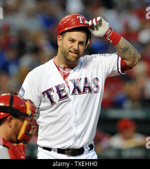 Texas Rangers catcher Mike Napoli in Aktion gegen die Los Angeles Angels an Rangers Ballpark in Arlington am 13. Mai 2012 in Arlington, Texas. UPI/Ian Halperin Stockfoto