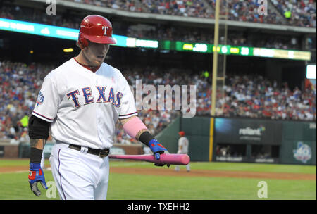 Texas Rangers Josh Hamilton geht zurück zu dem Dugout nach schlagen gegen die Los Angeles Angels an Rangers Ballpark in Arlington am 13. Mai 2012 in Arlington, Texas. UPI/Ian Halperin Stockfoto