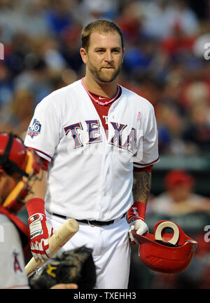 Texas Rangers catcher Mike Napoli in Aktion gegen die Los Angeles Angels an Rangers Ballpark in Arlington am 13. Mai 2012 in Arlington, Texas. UPI/Ian Halperin Stockfoto