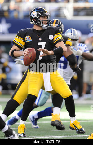 Pittsburgh Steelers Quarterback Ben Roethlisberger wirft gegen die Dallas Cowboys an Cowboys Stadium in Arlington, Texas, am 16. Dezember 2012. UPI/Ian Halperin Stockfoto