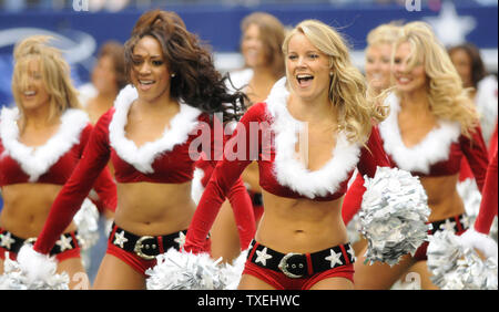 Dallas Cowboys Cheerleaders führen ihre jährlichen Weihnachten Halbzeiterscheinen während der Cowboys und New Orleans Saints Spiel an Cowboys Stadium in Arlington, Texas, am 23. Dezember 2012. UPI/Ian Halperin Stockfoto
