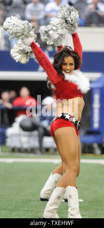 Dallas Cowboys Cheerleaders führen ihre jährlichen Weihnachten Halbzeiterscheinen während der Cowboys und New Orleans Saints Spiel an Cowboys Stadium in Arlington, Texas, am 23. Dezember 2012. UPI/Ian Halperin Stockfoto