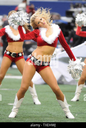 Dallas Cowboys Cheerleaders führen ihre jährlichen Weihnachten Halbzeiterscheinen während der Cowboys und New Orleans Saints Spiel an Cowboys Stadium in Arlington, Texas, am 23. Dezember 2012. UPI/Ian Halperin Stockfoto