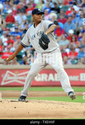New York Yankees Krug Ivan Nova wirft gegen die Texas Rangers an Rangers Ballpark in Arlington am 22 Juli, 2013 in Arlington, Texas. UPI/Ian Halperin Stockfoto