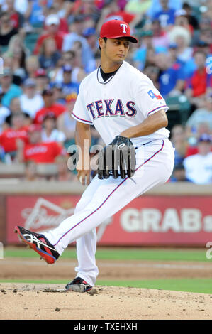 Texas Förster Krug Yu Darvish wirft gegen die New York Yankees an Rangers Ballpark in Arlington am 22 Juli, 2013 in Arlington, Texas. UPI/Ian Halperin Stockfoto