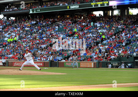 Texas Förster Krug Yu Darvish wirft gegen die New York Yankees an Rangers Ballpark in Arlington am 22 Juli, 2013 in Arlington, Texas. Darvish hob die gewinnen, die Rangers die New York Yankees 3-0 schlagen. UPI/Ian Halperin Stockfoto