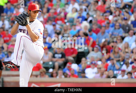 Texas Förster Krug Yu Darvish wirft gegen die New York Yankees an Rangers Ballpark in Arlington am 22 Juli, 2013 in Arlington, Texas. UPI/Ian Halperin Stockfoto