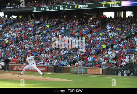 Texas Förster Krug Yu Darvish wirft gegen die New York Yankees an Rangers Ballpark in Arlington am 22 Juli, 2013 in Arlington, Texas. Darvish hob die gewinnen, die Rangers die New York Yankees 3-0 schlagen. UPI/Ian Halperin Stockfoto