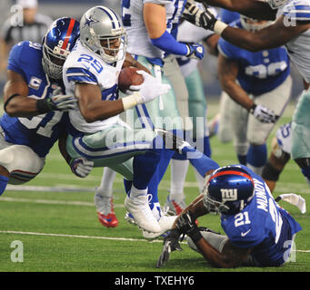 Dallas Cowboys DeMarco Murray wird eingehüllt durch York Riesen Justin Tuck (91) und Ryan Mundy (21.) Nach einer kurzen Gewinnen bei AT&T Stadium in Arlington, Texas am 8. September 2013. UPI/Ian Halperin Stockfoto