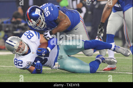 Dallas Cowboys Jason Whitten erhält durch die New York Giants Cullen Jenkins bei AT&T Stadium in Arlington, Texas am 8. September 2013 in Angriff genommen. UPI/Ian Halperin Stockfoto