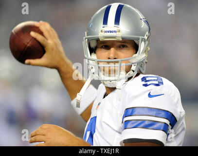 Dallas Cowboys Tony Romo erwärmt sich zwischen spielt gegen die Washington Redskins bei AT&T Stadium in Arlington, Texas, am 13. Oktober 2013. UPI/Ian Halperin Stockfoto