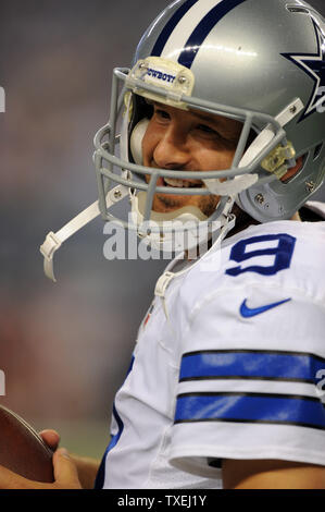 Dallas Cowboys Tony Romo erwärmt sich zwischen spielt gegen die Washington Redskins bei AT&T Stadium in Arlington, Texas, am 13. Oktober 2013. UPI/Ian Halperin Stockfoto