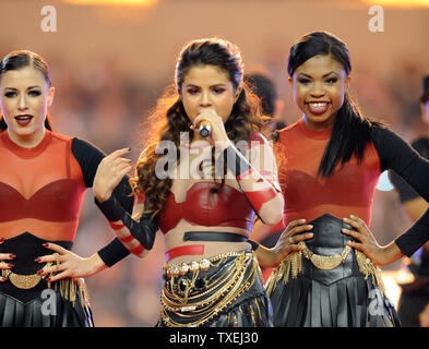 Texas Eingeborener Selena Gomez, der während halfime der Dallas Cowboys, Oakland Raiders Spiel bei AT&T Stadium in Arlington, Texas, am 28. November 2013. Die Thanksgiving Day performace Auftakt der Erlösung ArmyÕs 123 Rot Wasserkocher Kampagne. Die Cowboys haben mit der Armee zusammengeschlossen, um den Roten Wasserkocher Kampagne am Thanksgiving Tag seit 1997 zu starten, die über $ 1,75 Milliarden. UPI/Ian Halperin Stockfoto