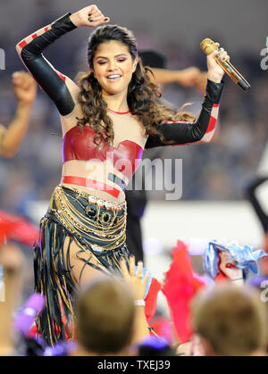 Texas Eingeborener Selena Gomez, der während halfime der Dallas Cowboys, Oakland Raiders Spiel bei AT&T Stadium in Arlington, Texas, am 28. November 2013. Die Thanksgiving Day performace Auftakt der Erlösung ArmyÕs 123 Rot Wasserkocher Kampagne. Die Cowboys haben mit der Armee zusammengeschlossen, um den Roten Wasserkocher Kampagne am Thanksgiving Tag seit 1997 zu starten, die über $ 1,75 Milliarden. UPI/Ian Halperin Stockfoto