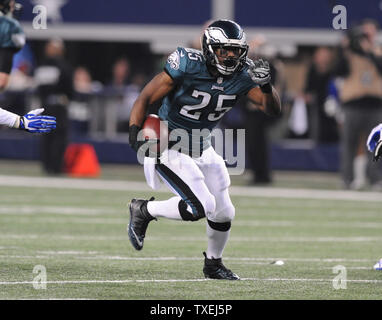 Philadelphia Eagles LeSean McCoy hetzt gegen die Dallas Cowboys in der ersten Hälfte bei AT&T Stadium in Arlington, Texas, am 29. Dezember 2013. UPI/Ian Halperin Stockfoto